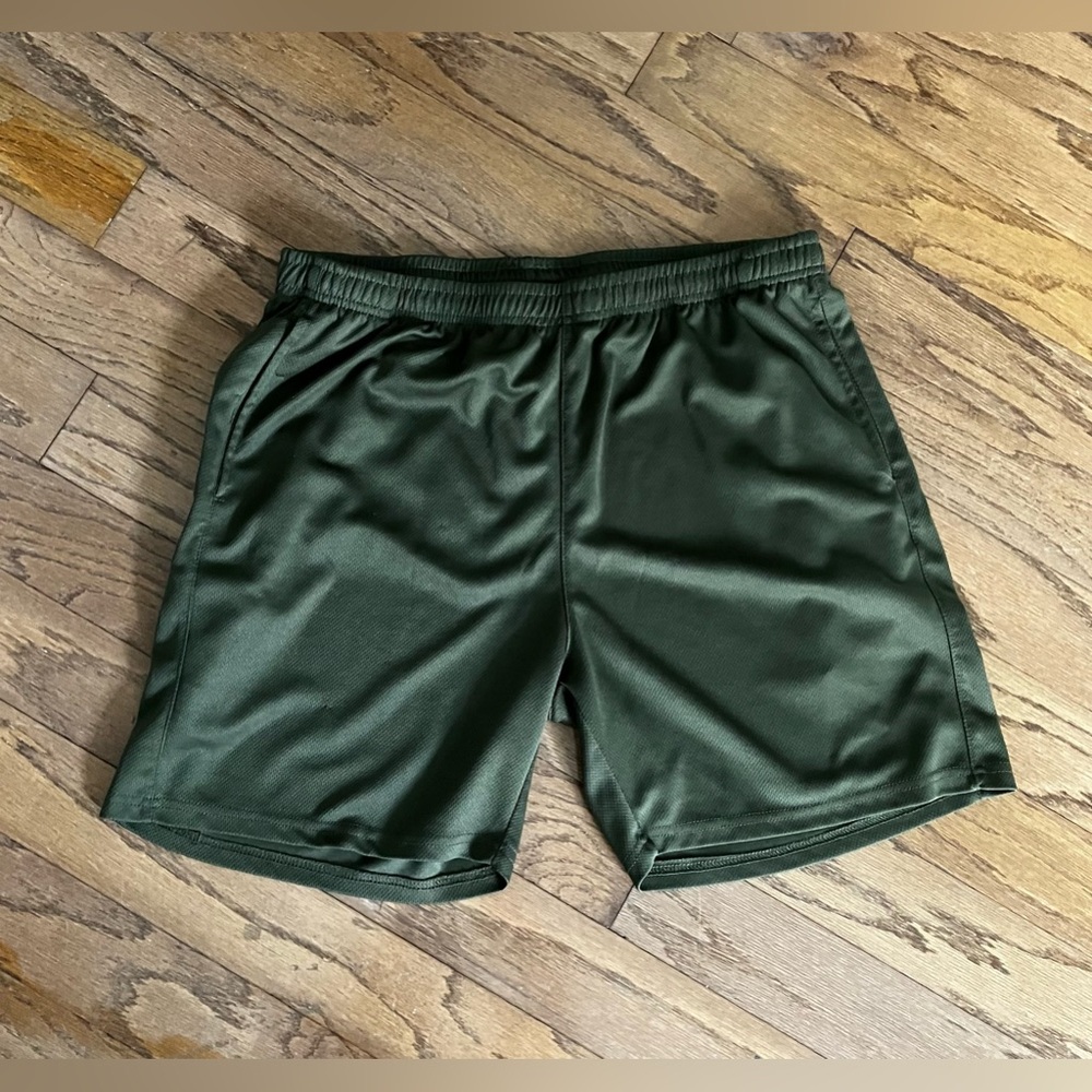 Coofandy olive green men’s short pre-owned in good condition. Size L